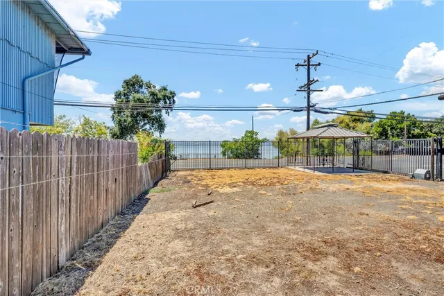 a view of a backyard