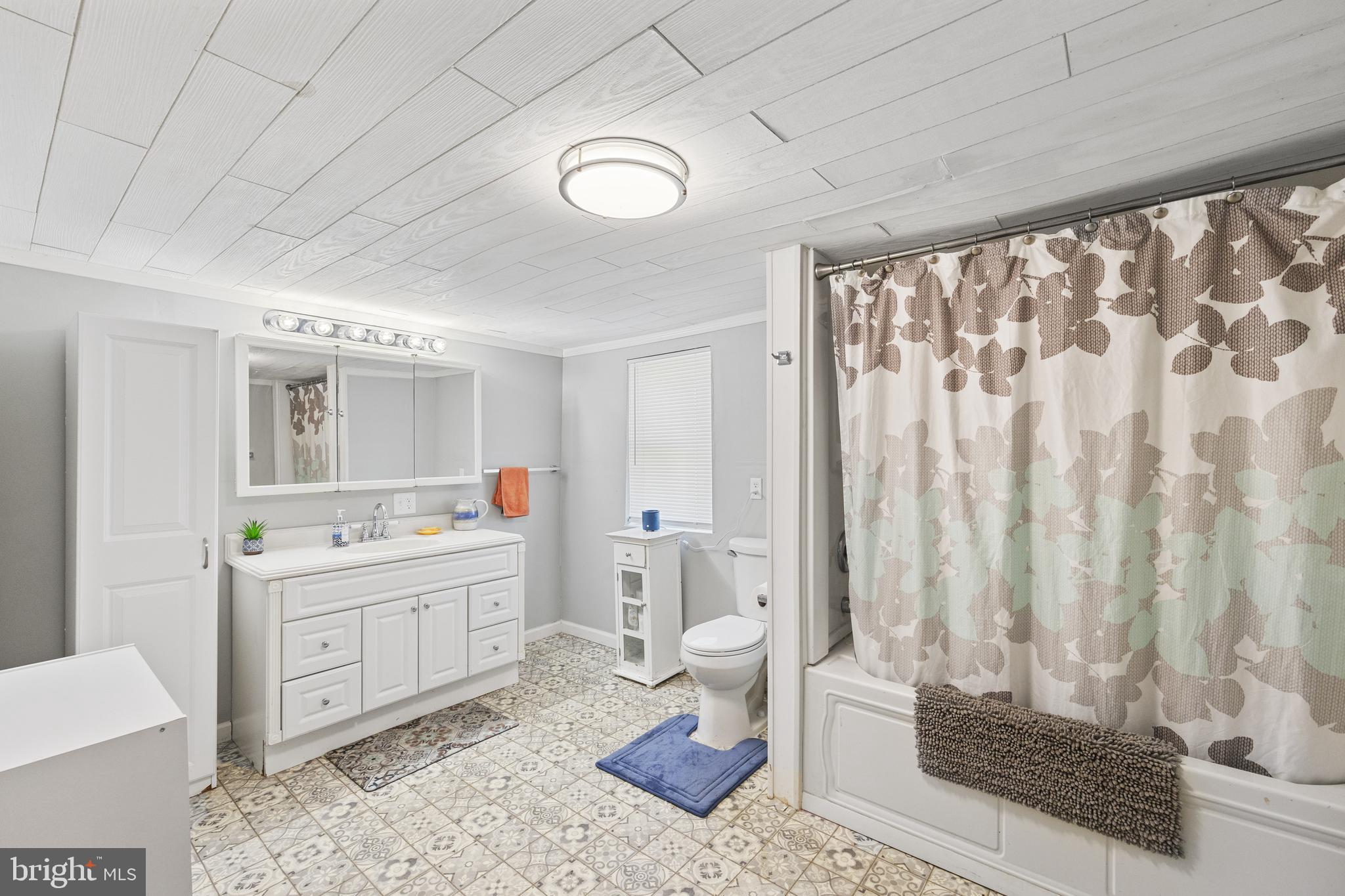 199 Crooked Run Road Mount Jackson, VA 22842 - Photo 26 of 36 Full bathroom on first floor