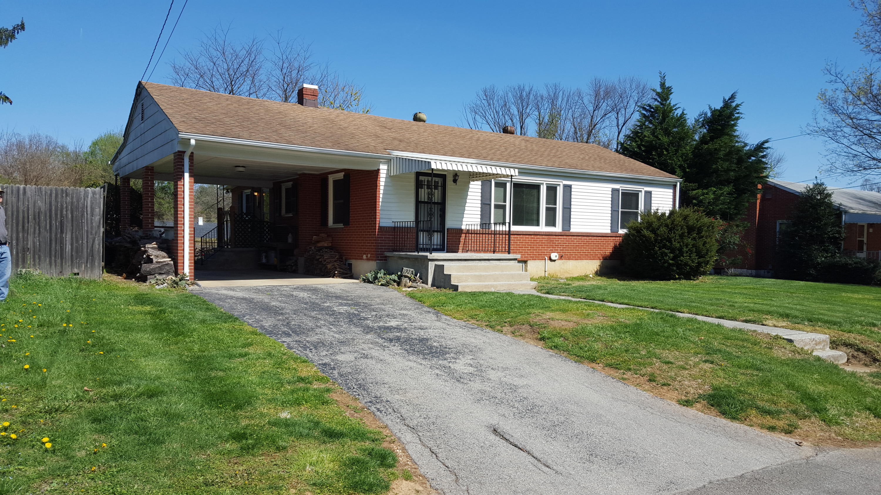 1927 Laura Road Northwest Roanoke, VA 24017 - Photo 2 of 19 a front view of a house with garden