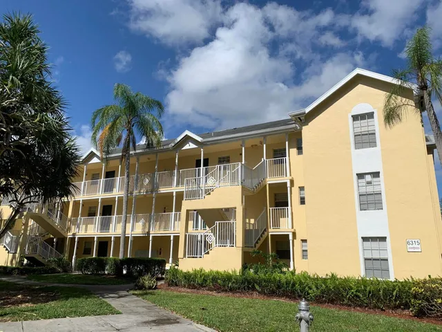 $2,250 | 6315 La Costa Drive, Unit E, Boca Raton, FL 33433