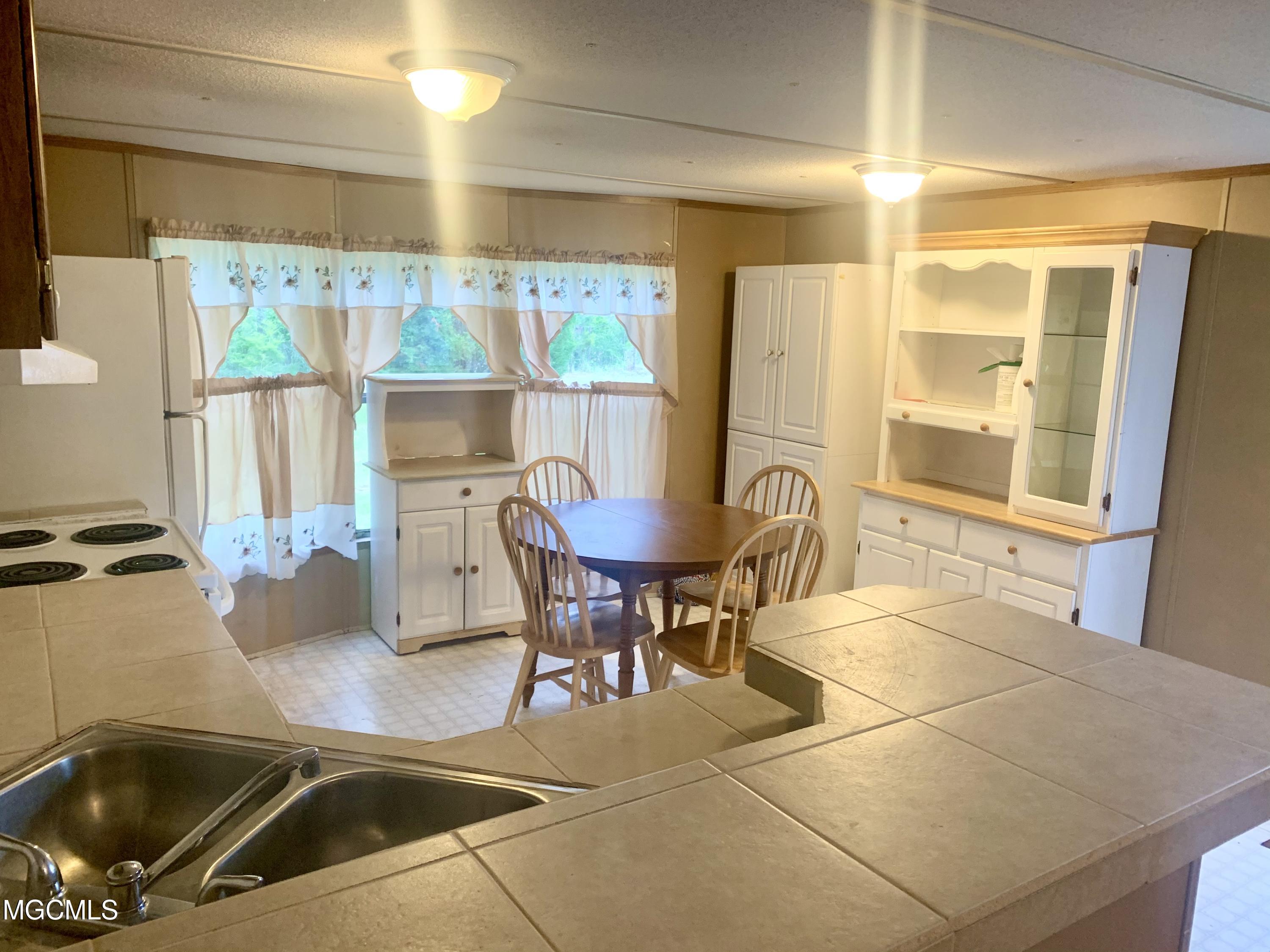 21491 John Holder Road Moss Point, MS 39562 - Photo 6 of 31 E7DE2659-3EF8-47DD-AFE2-70E8B57ADEFB