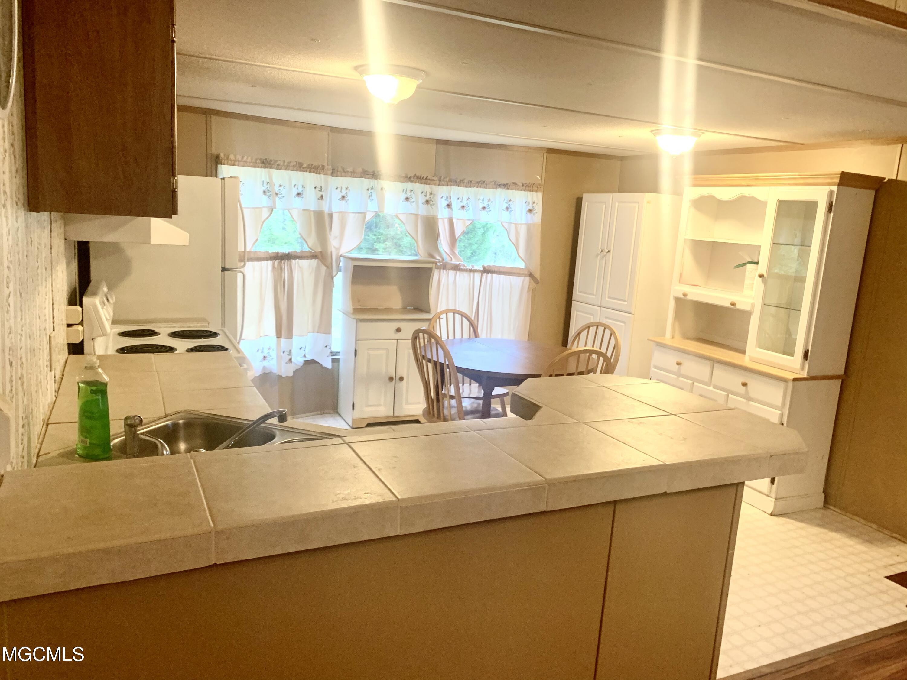 21491 John Holder Road Moss Point, MS 39562 - Photo 10 of 31 61929421-51F6-481E-B6F7-919086FF17B5