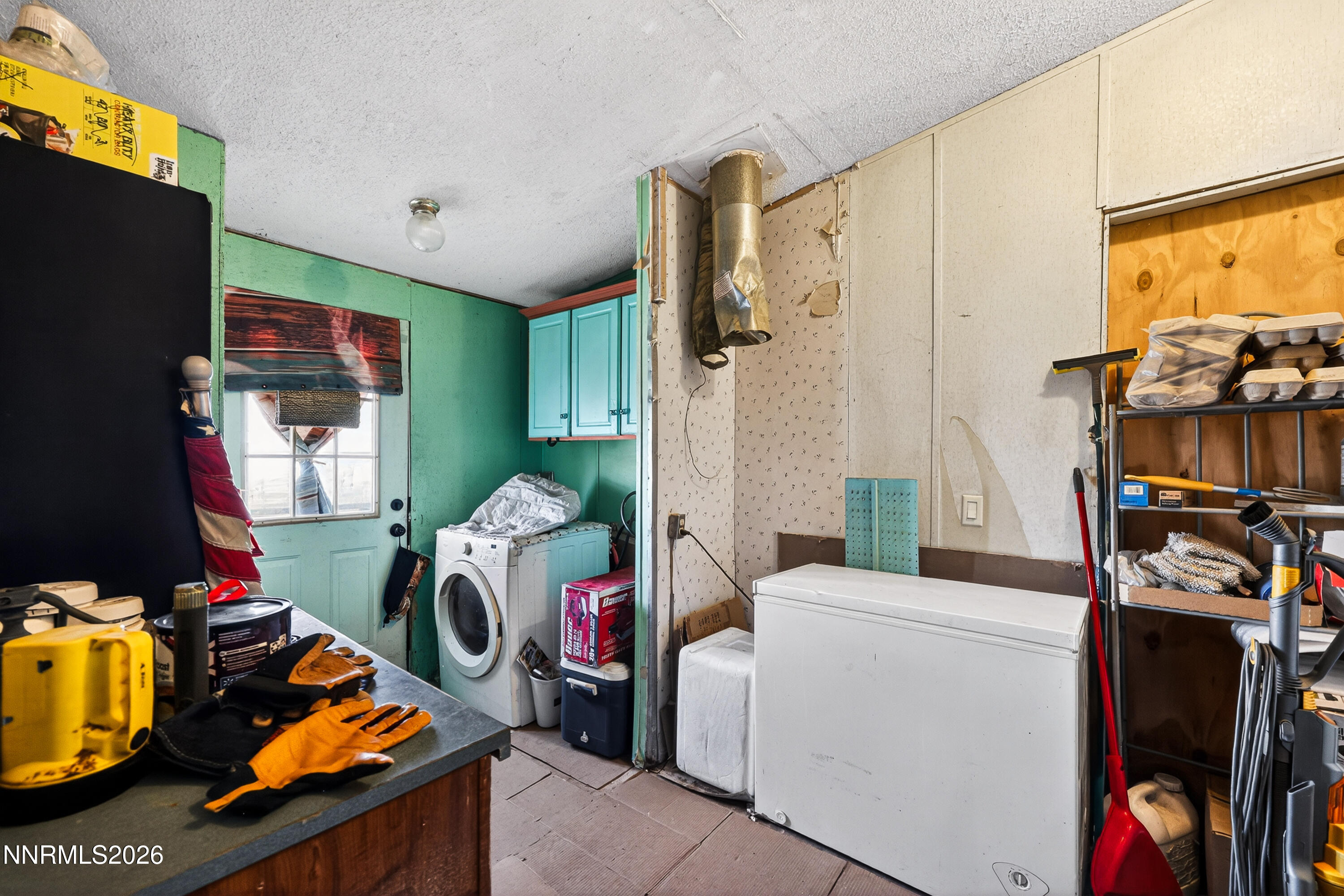 6877 Victor Drive Fallon, NV 89406 - Photo 19 of 50 a storage room with washer and dryer