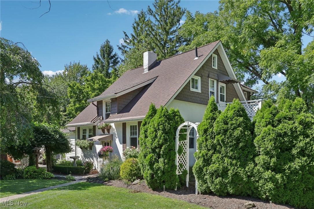 View of front of home featuring a front yard