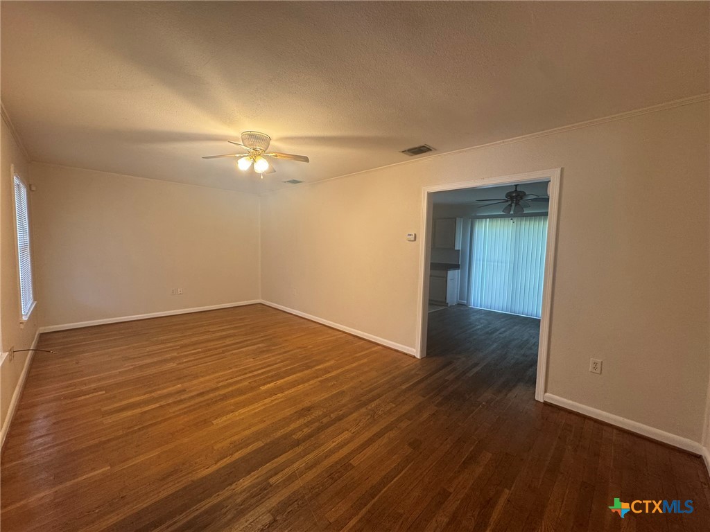 809 Leissner Street Seguin, TX 78155 - Photo 3 of 7