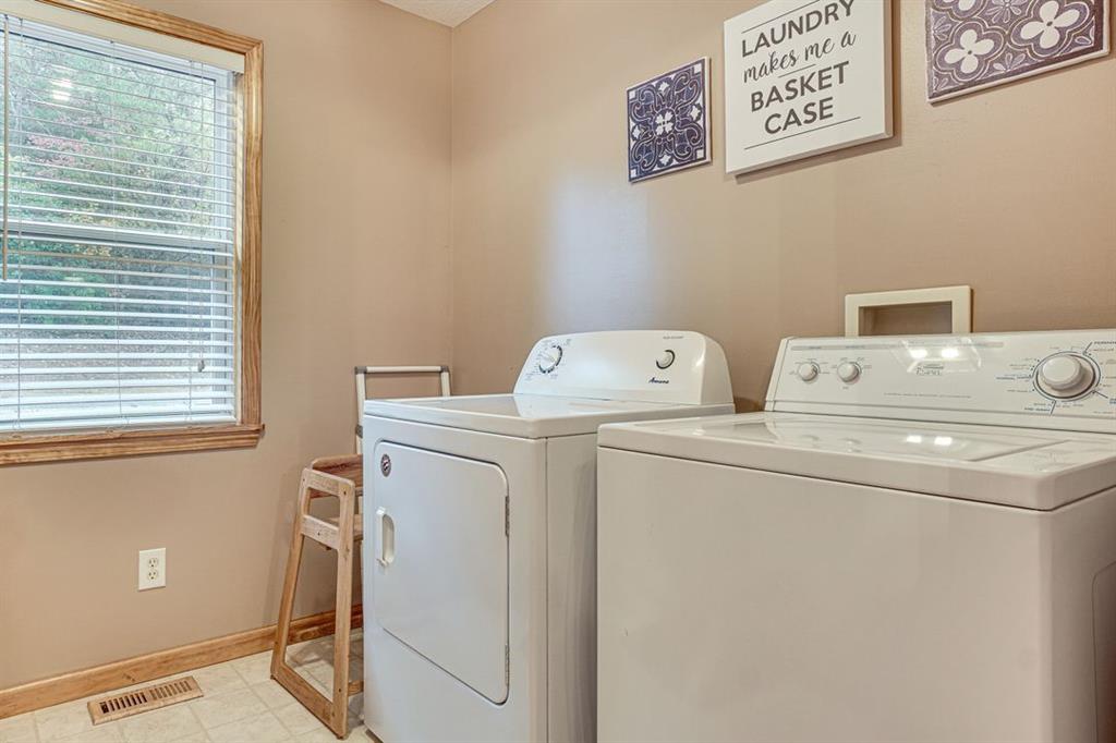697 Zeppelin Strasse Helen, GA 30545 - Photo 16 of 41 a utility room with dryer and washer