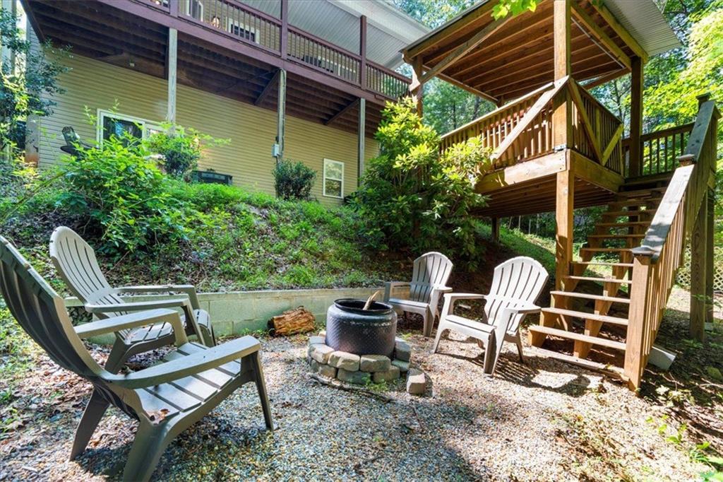 697 Zeppelin Strasse Helen, GA 30545 - Photo 40 of 41 a view of a chairs and table in the patio