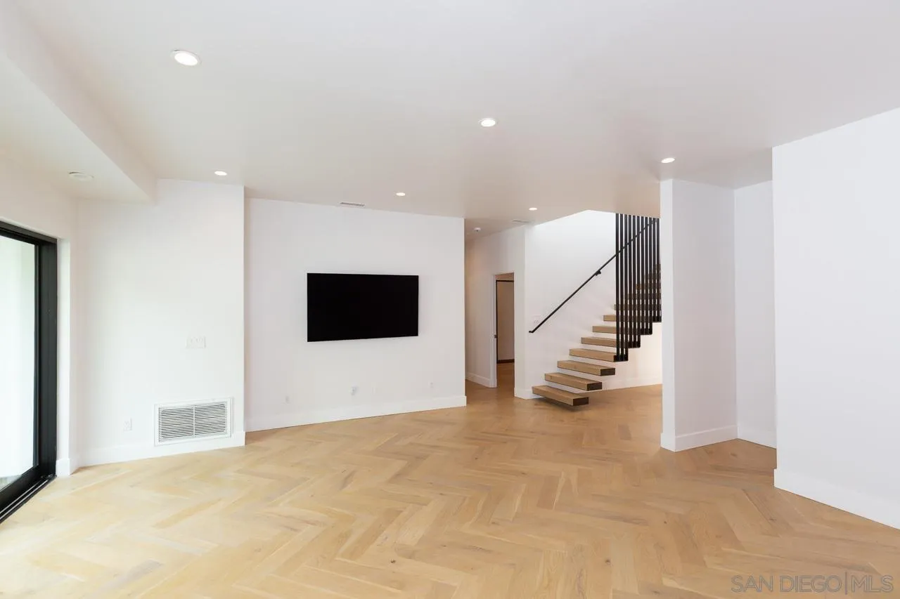 9455 Poole Street La Jolla, CA 92037 - Photo 16 of 49