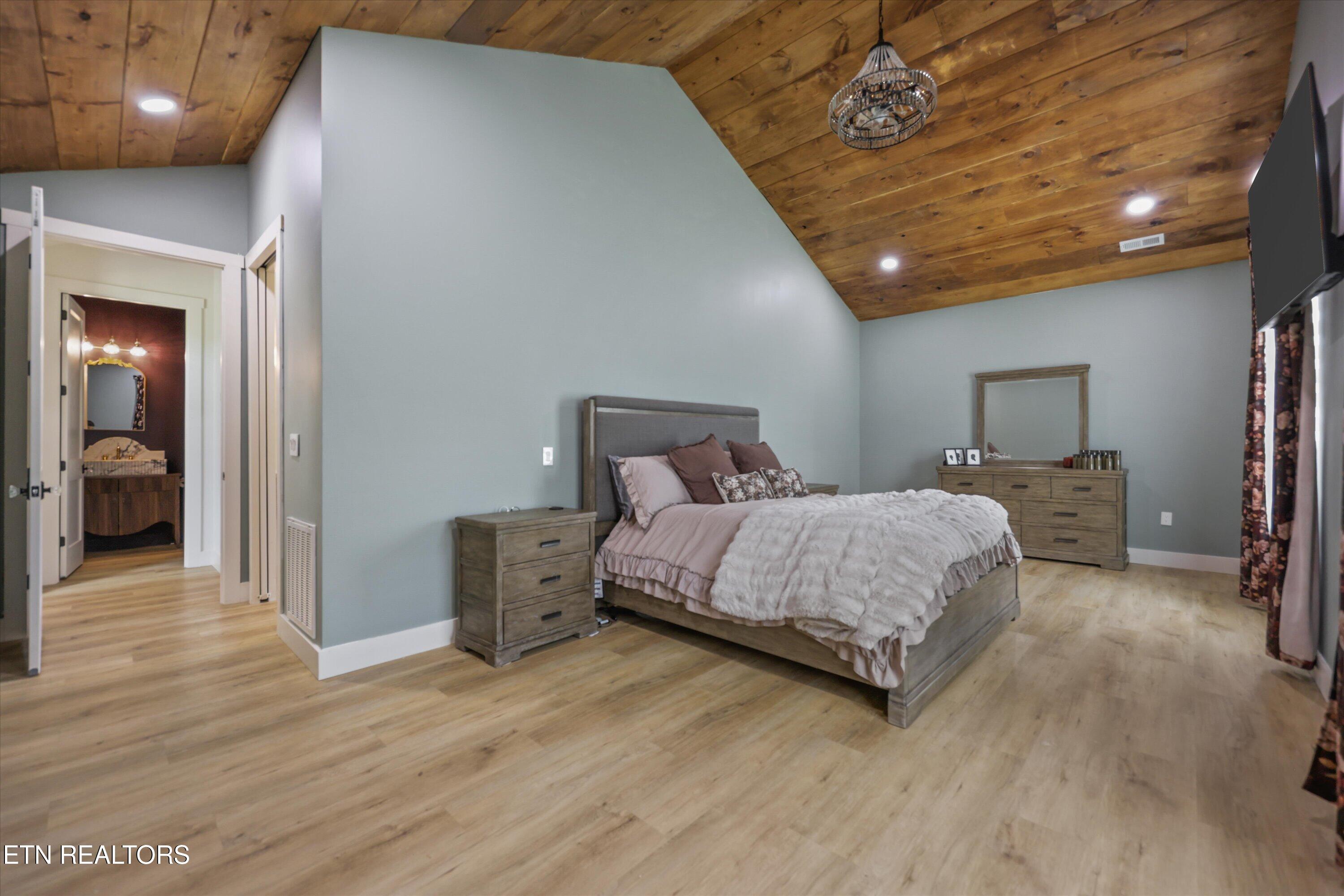 11922 Watkins Road East Loudon, TN 37774 - Photo 29 of 59 Owner Suite
