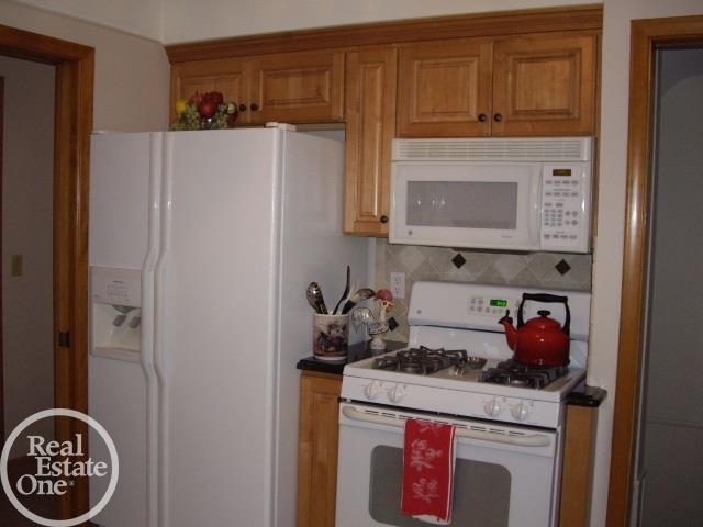 24291 Flower Eastpointe, MI 48021 - Photo 18 of 33 31328880-17.JPG