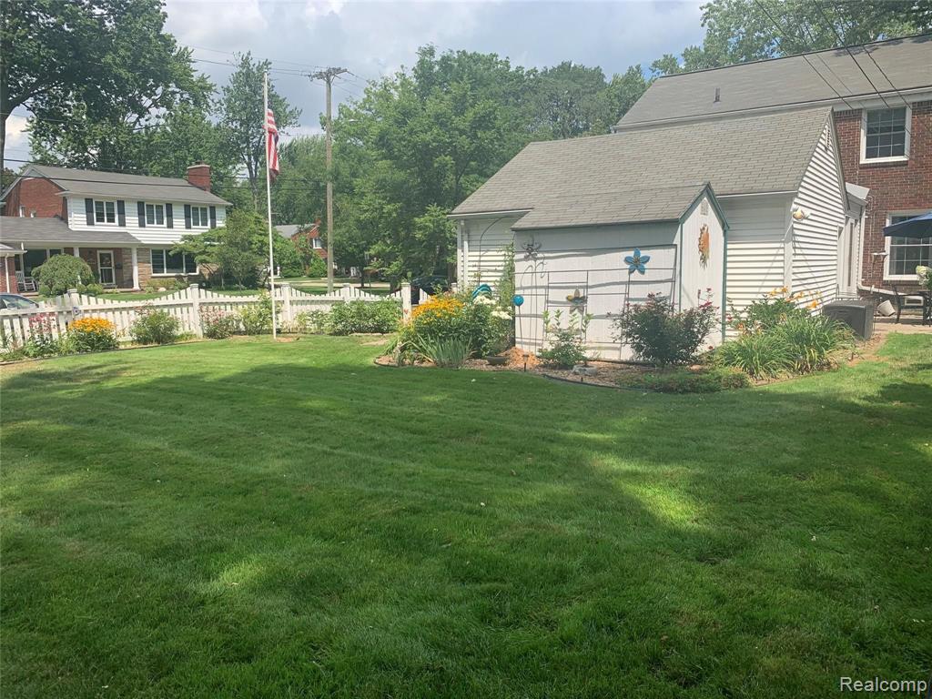 1901 Broadstone Road Grosse Pointe Woods, MI 48236 - Photo 21 of 22