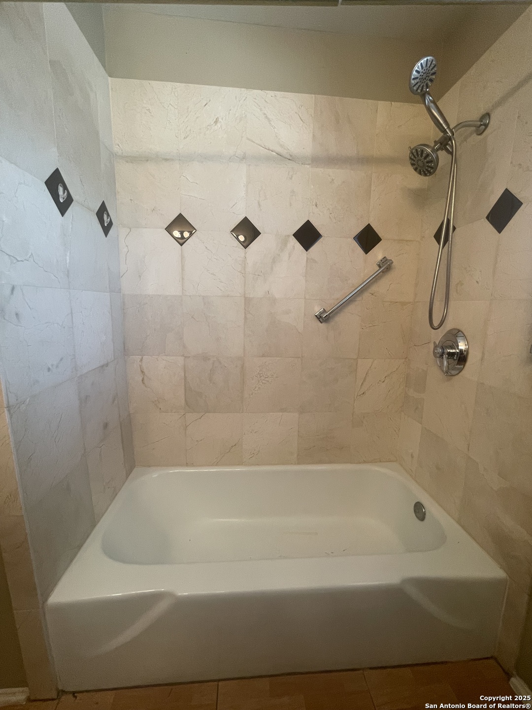 9411 Wahada Avenue San Antonio, TX 78217 - Photo 22 of 49 a bathroom with a bathtub