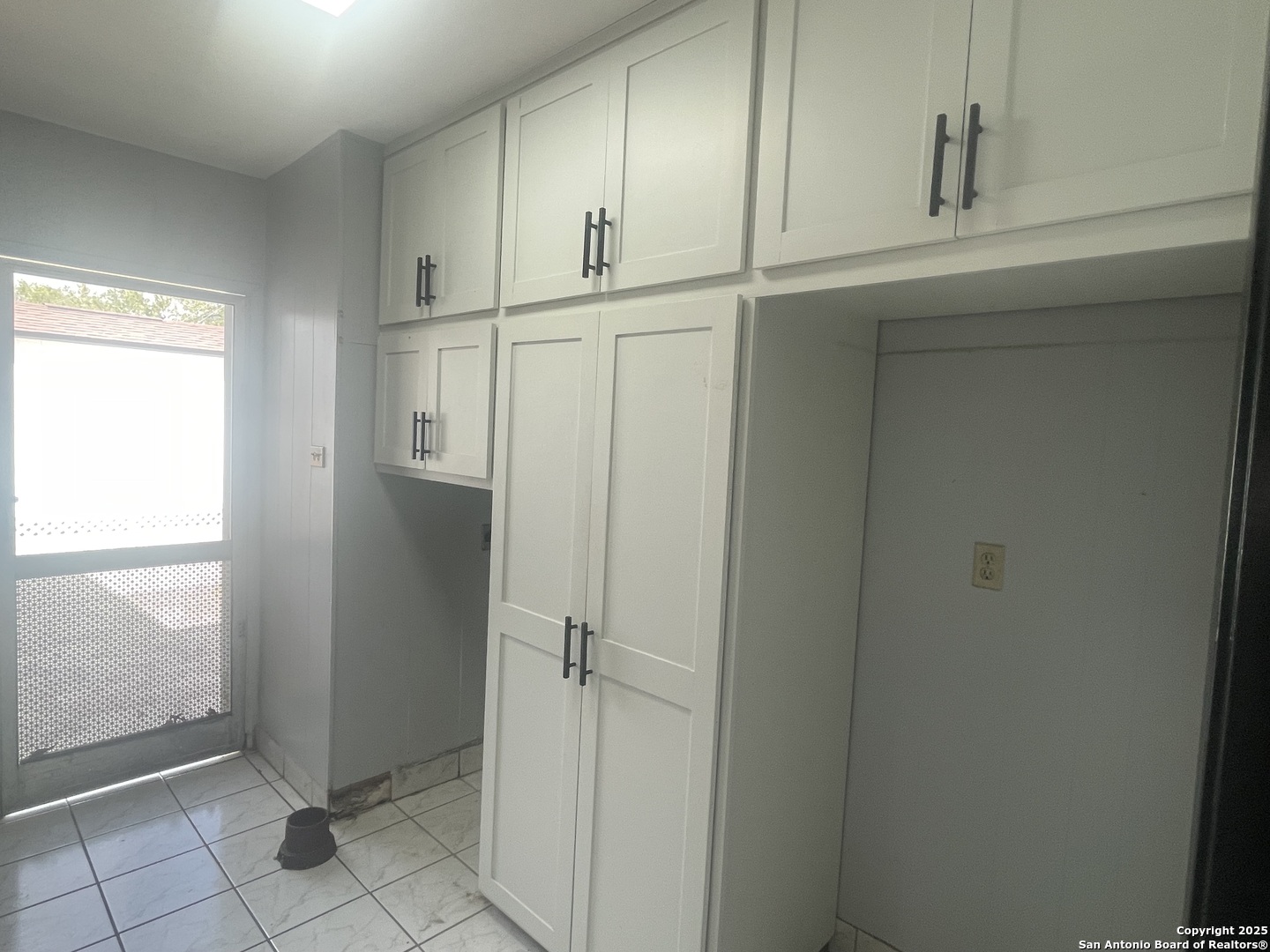 9411 Wahada Avenue San Antonio, TX 78217 - Photo 43 of 49 a view of cabinets and utility room with closet