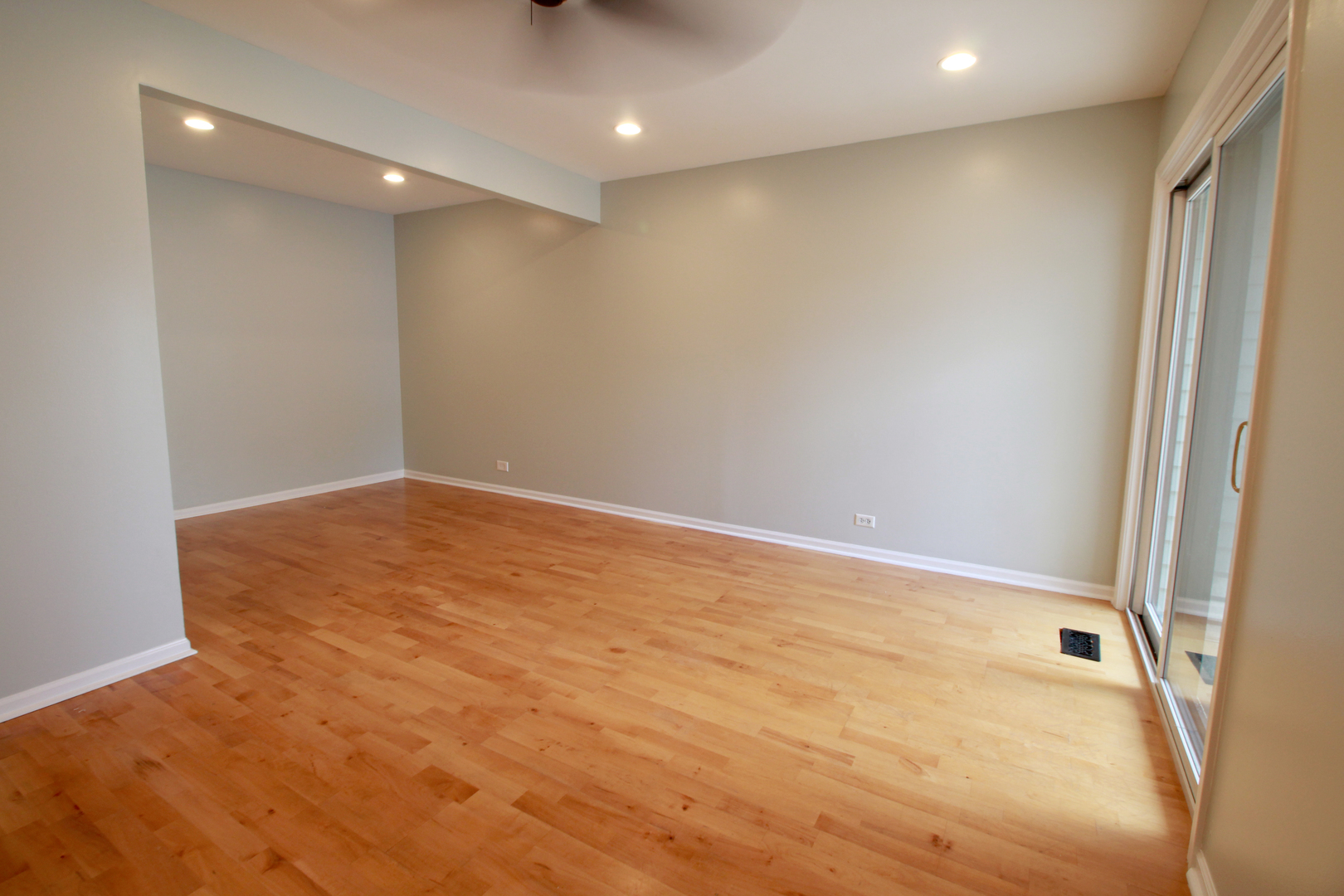 744 Ebbtide Schaumburg, IL 60193 - Photo 5 of 23