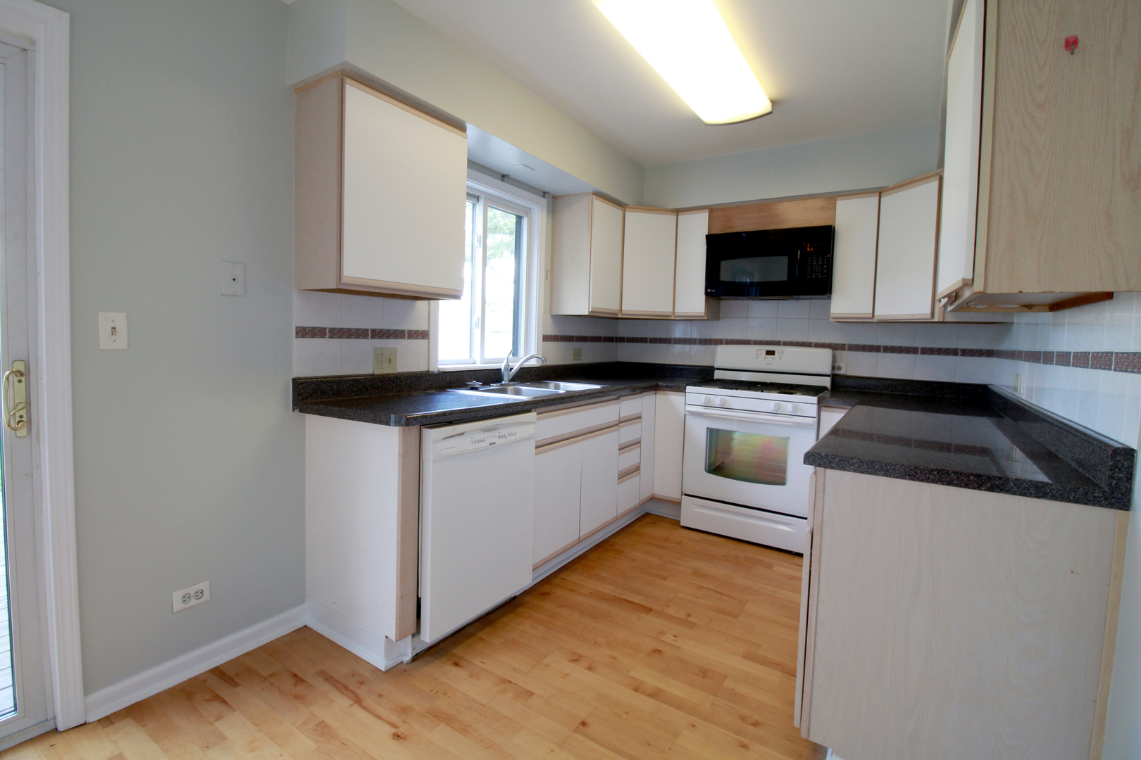 744 Ebbtide Schaumburg, IL 60193 - Photo 10 of 23