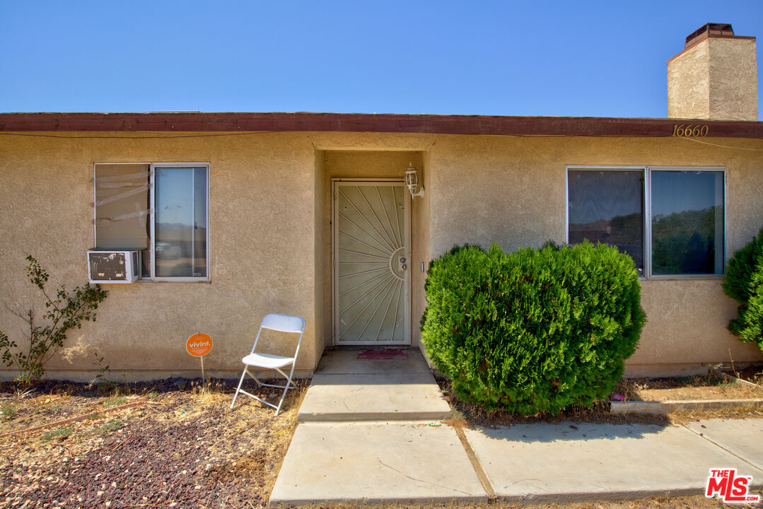 16660 Quinnault Road Apple Valley, CA 92307 - Photo 3 of 20 a front view of a house with a yard