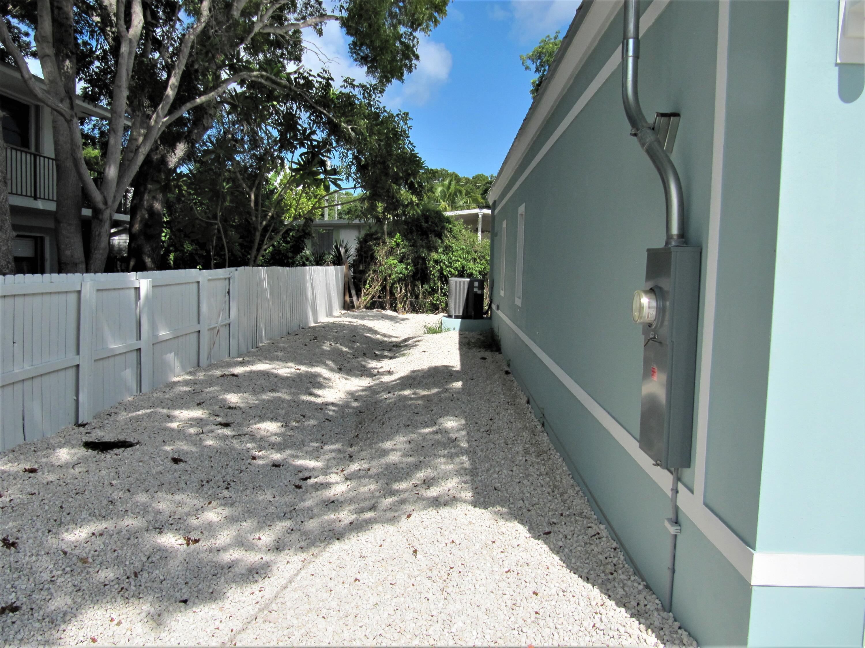 441 4th Road Key Largo, FL 33037 - Photo 14 of 18