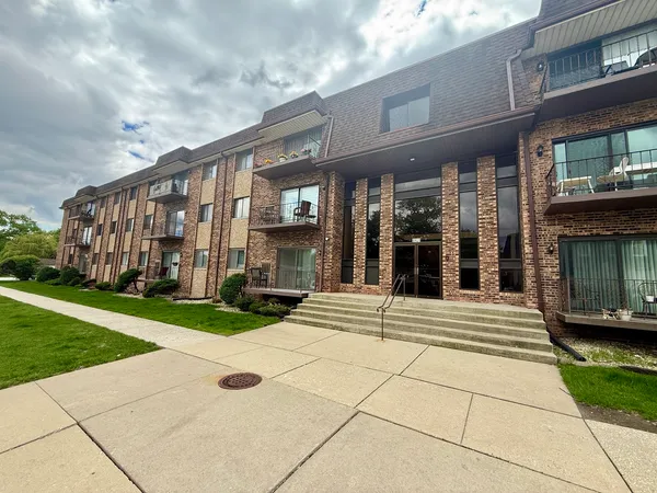 $1,800 | 8901 South Roberts Road, Unit 203, Hickory Hills, IL 60457