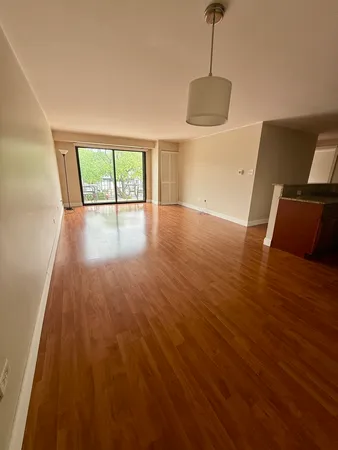 $1,800 | 8901 South Roberts Road, Unit 203, Hickory Hills, IL 60457