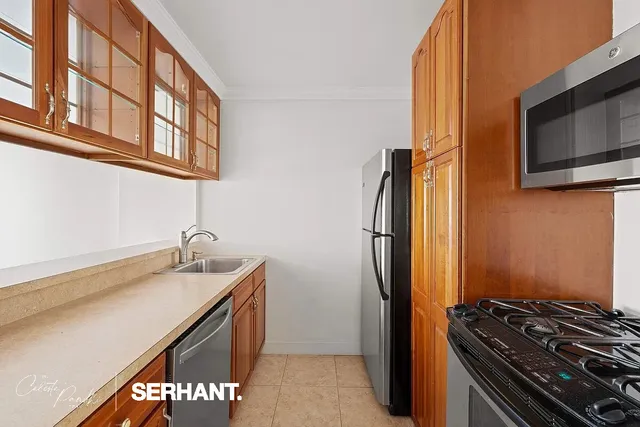$599,000 | 2 South End Avenue, Unit 6J | Battery Park City