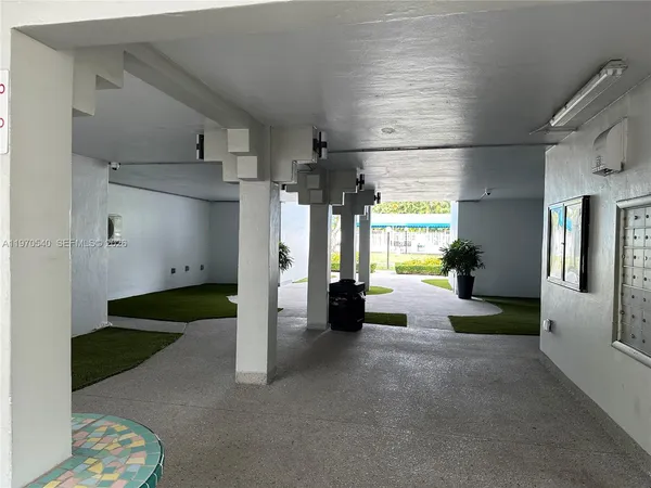 a view of livingroom with furniture
