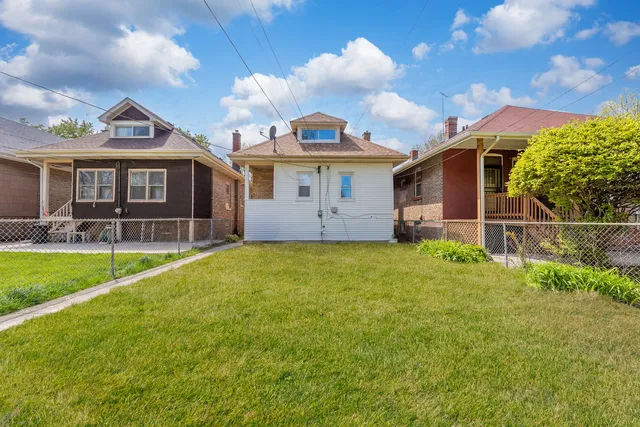 a view of a house with a backyard