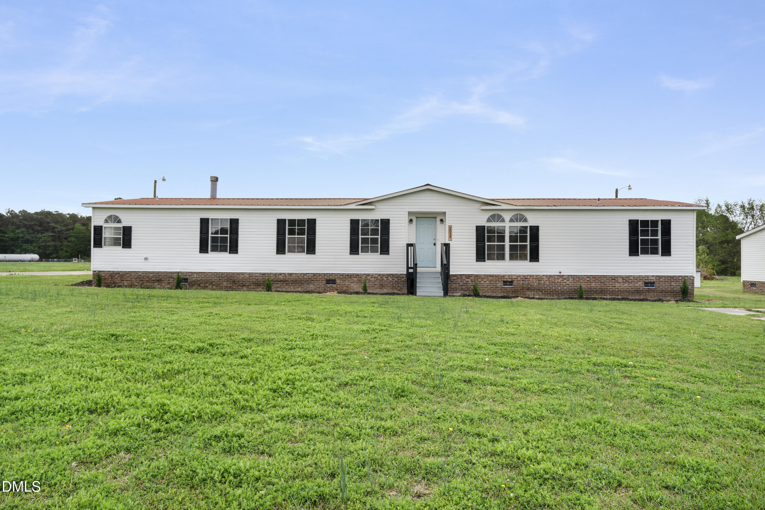 a view of a house with backyard and garden