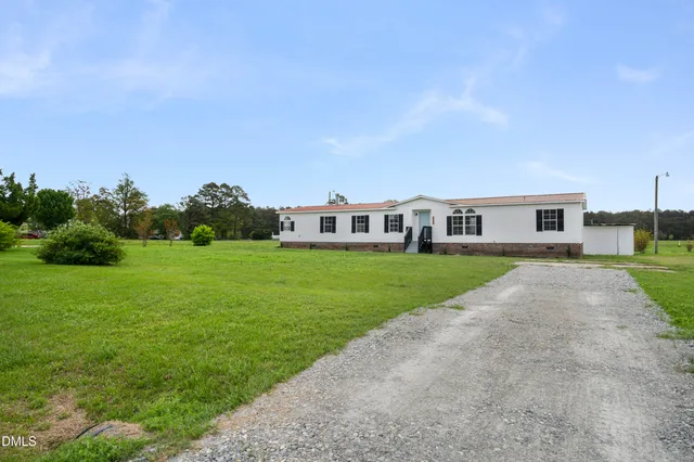 a view of house with a big yard
