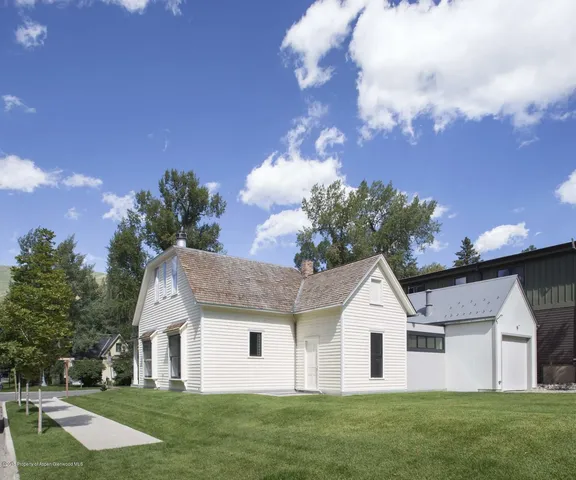 a view of a house with a yard