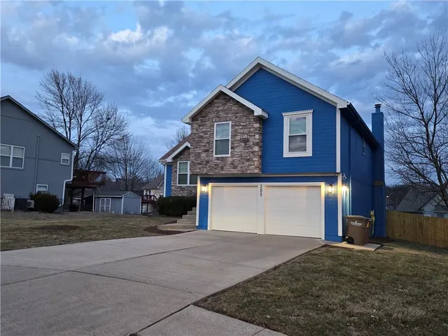 $355,000 | 205 Pacific Court, Raymore, MO 64083