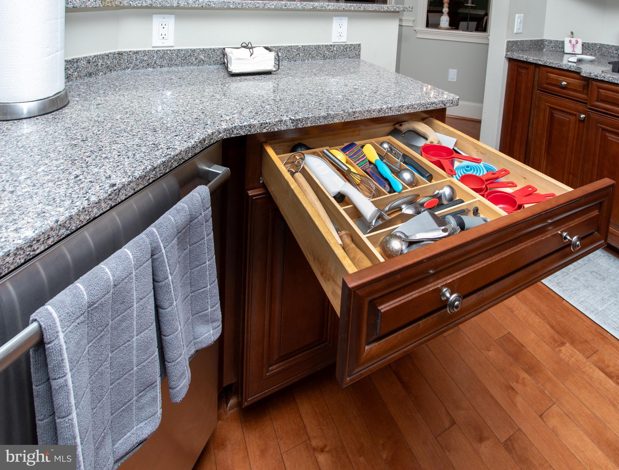 6901 Accokeek Road Brandywine, MD 20613 - Photo 22 of 82 Custom drawer liners