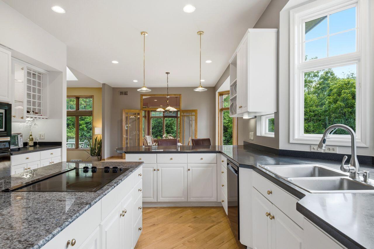 W291S5279 Ridgefield Road Genesee, WI 53189 - Photo 12 of 41 Kitchen