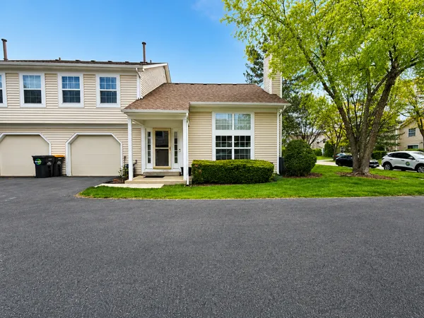 $279,900 | 250 Acorn Drive, Streamwood, IL 60107