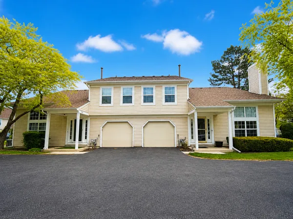 $279,900 | 250 Acorn Drive, Streamwood, IL 60107