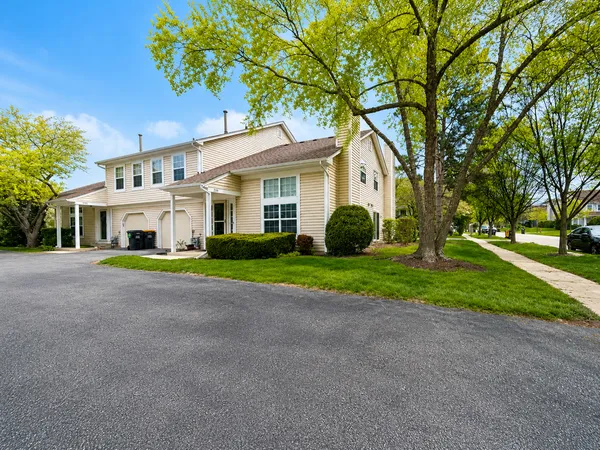 $279,900 | 250 Acorn Drive, Streamwood, IL 60107