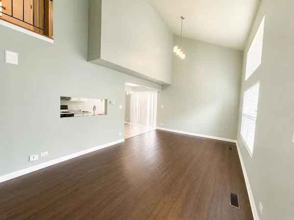 $279,900 | 250 Acorn Drive, Streamwood, IL 60107