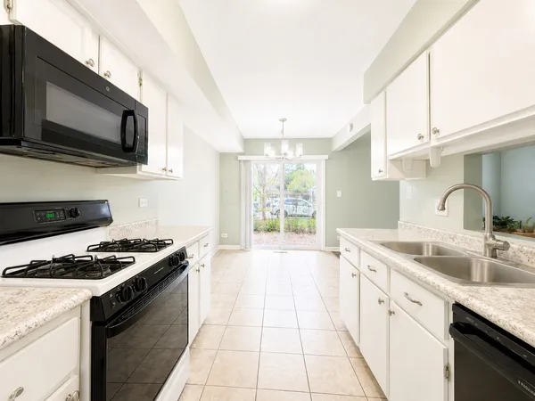 $279,900 | 250 Acorn Drive, Streamwood, IL 60107