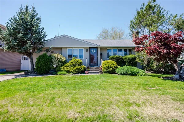 a view of a house with backyard and garden