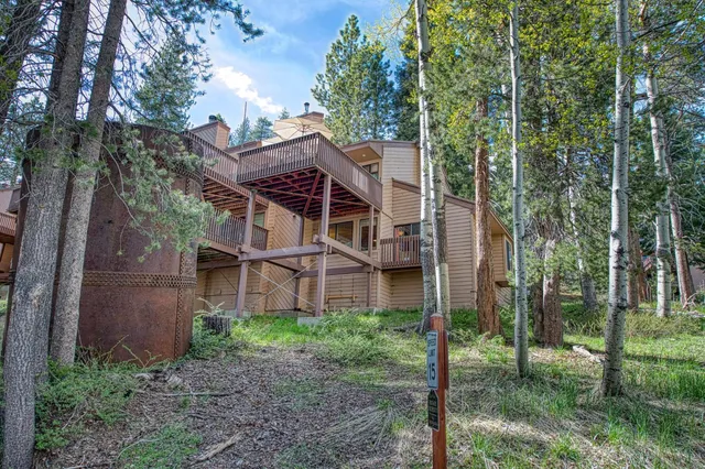 a view of a house with backyard
