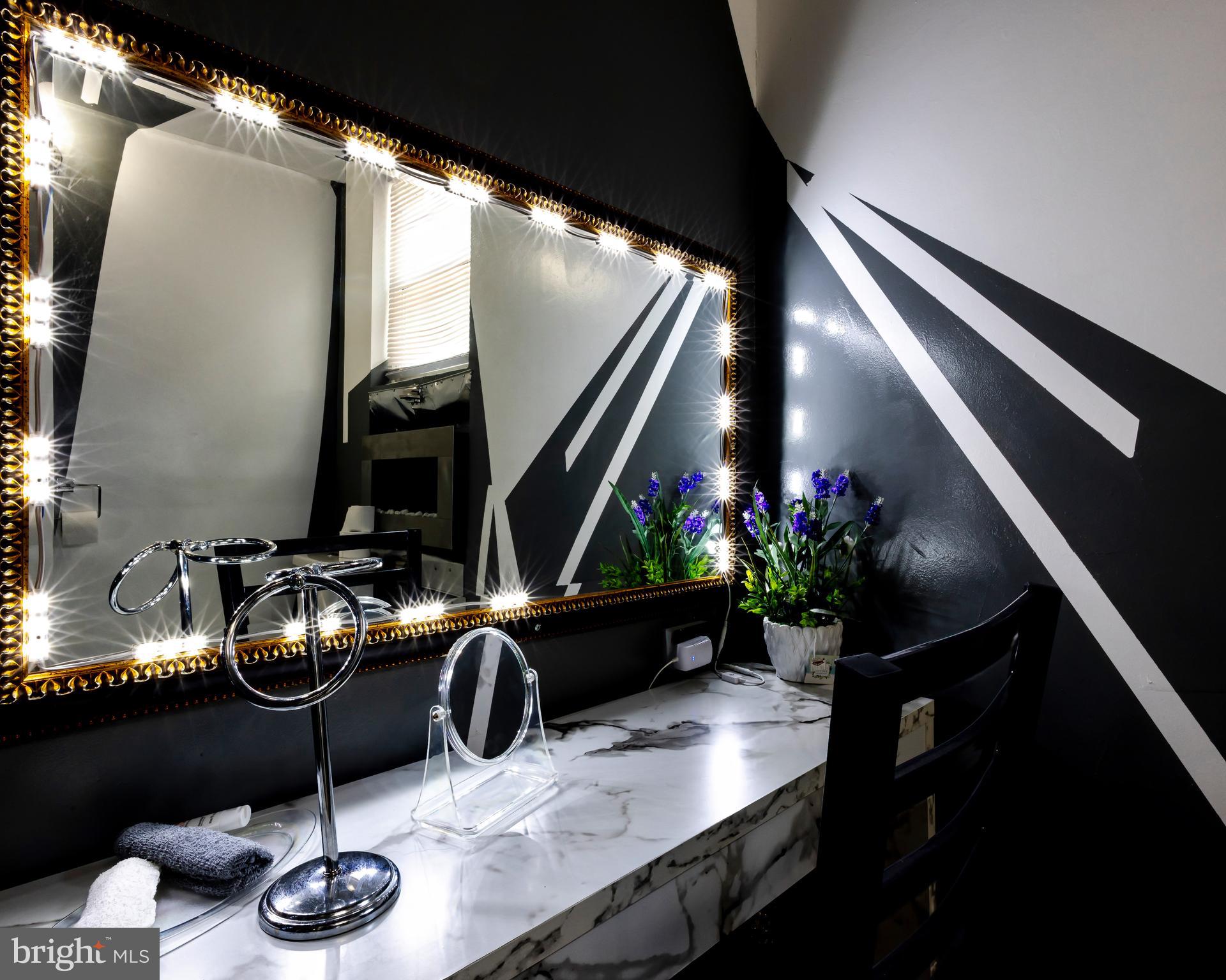 424 State Street Camden, NJ 08102 - Photo 13 of 36 a room with furniture and potted plant