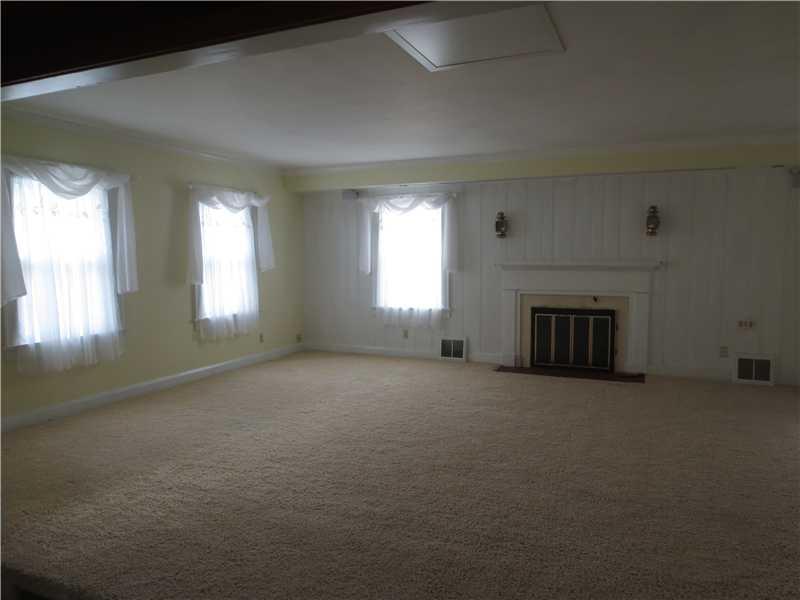 526 Robertson Road Hermitage, PA 16148 - Photo 3 of 21 Living Room.