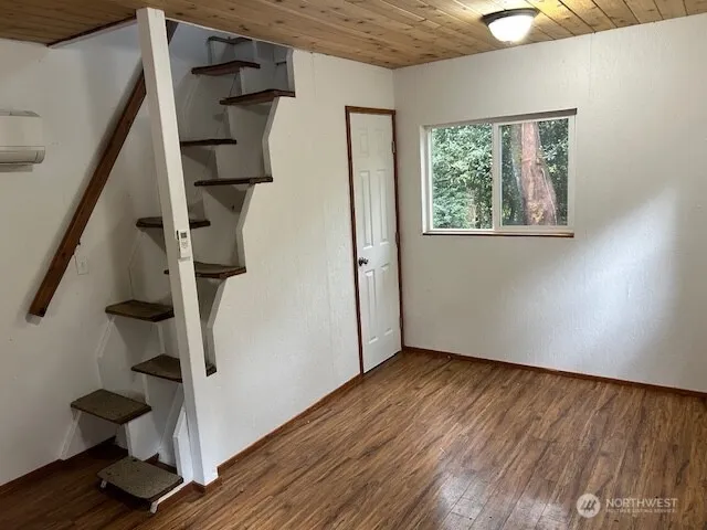 $1,250 | 19425 Beall Road Southwest, Unit WEST, Vashon, WA 98070