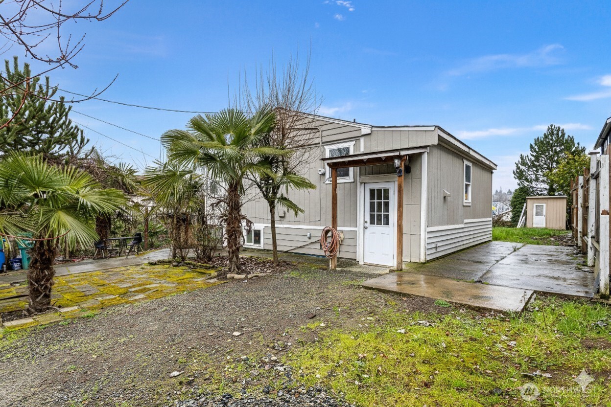 a view of a house with backyard and trees