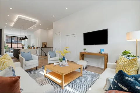 $899,900 | 1541 West Pearson Street, Unit 1, Chicago, IL 60642