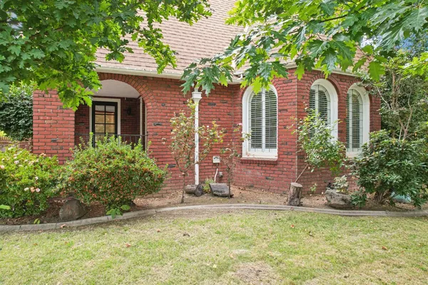 $879,000 | 2200 2nd Avenue, Sacramento, CA 95818