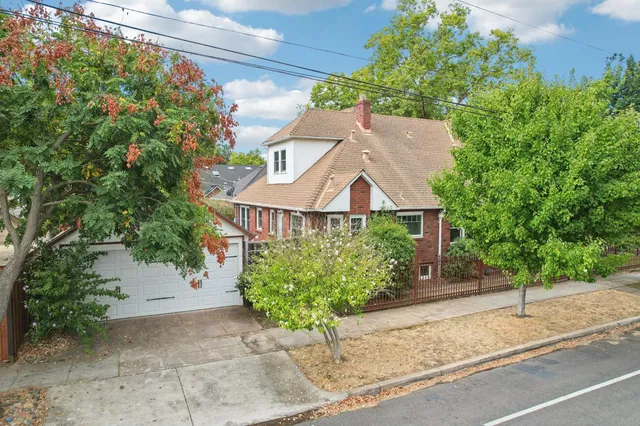 $899,000 | 2200 2nd Avenue, Sacramento, CA 95818