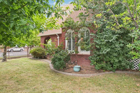 $899,000 | 2200 2nd Avenue, Sacramento, CA 95818