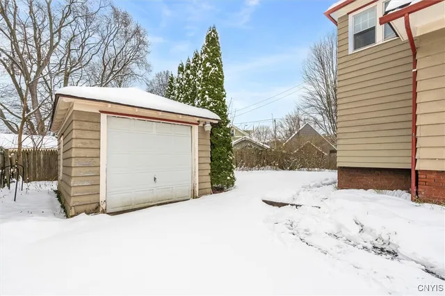 $255,000 | 313 Strathmore Drive, Syracuse, NY 13207