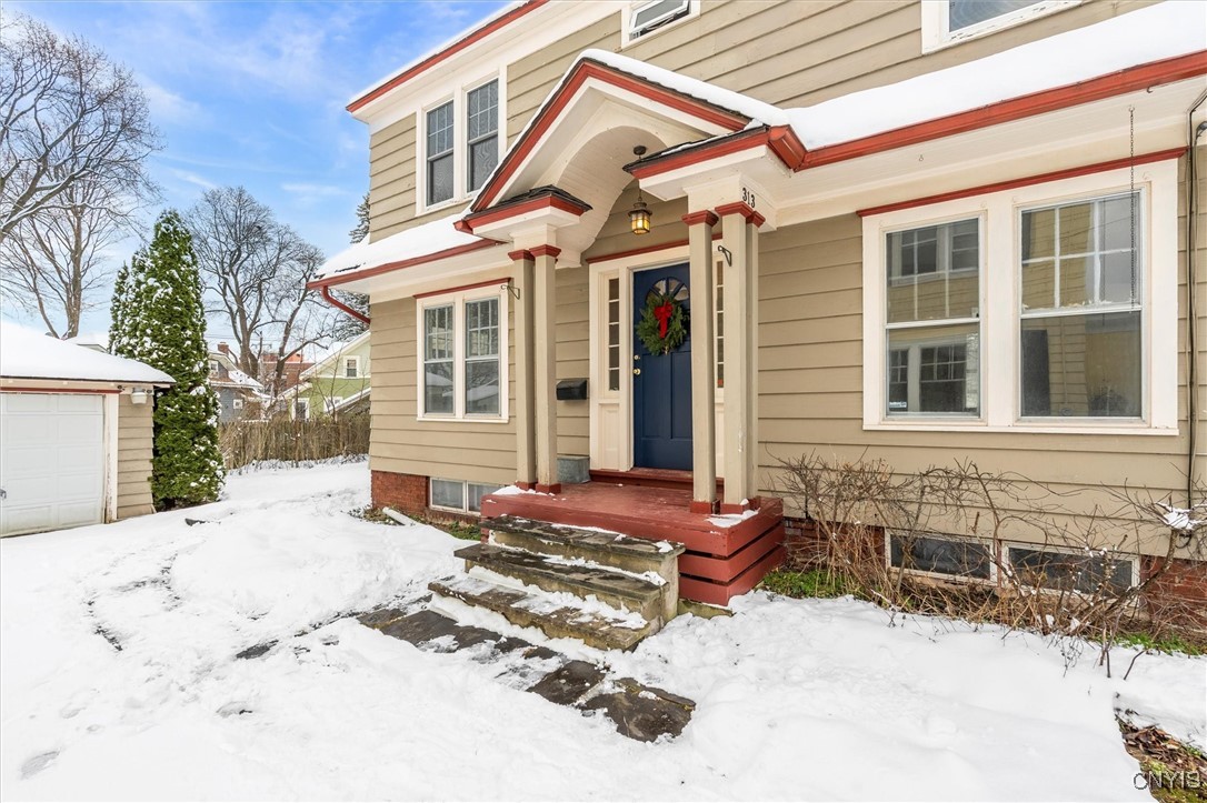 313 Strathmore Drive Syracuse, NY 13207 - Photo 5 of 48