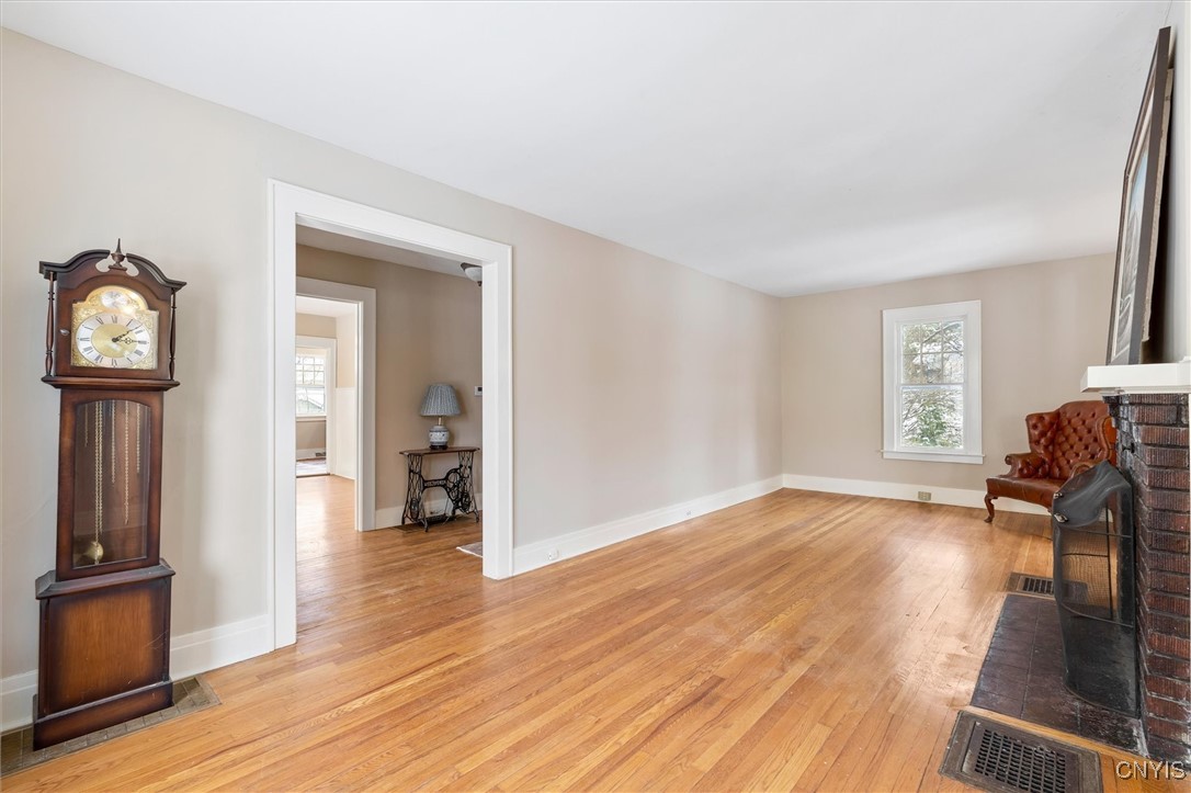 313 Strathmore Drive Syracuse, NY 13207 - Photo 9 of 48